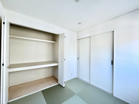 ���̑����ρ@������4�������`Japanese Room�`�@LDK�אڂ̘a���́A�A�C���������Ȃǉ��l�̉Ǝ��X�y�[�X�Ƃ��āA�܂������Ȃ��q�l�̂��邲�ƒ�ł͂����Q�₨�ނւ��̏�Ƃ��Ă����p���������܂��B