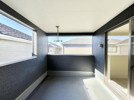 �o���R�j�[�@������4�������`Balcony�`�@�C���i�[�o���R�j�[�͐��󕨂������X�y�[�X�Ƃ��ċ}�ȉJ�Ő��󕨂��G��Ă��܂��̂�h���ł���܂����`�F�A�ł��낢����A�Ăɂ͎�����C�ɂ����r�j�[���v�[�����y���߂܂��ˁ�