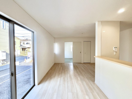 ���̑����ρ@������4�������`Living�`�@�L���ȗz�������̏ꏊ���Ƃ炵�����B�����邱�̋�Ԃ݂͂�Ȃ̏Ί炪�W���ꏊ�A����Y��A���邱�Ƃ̂Ȃ����킢���Ȃ���b���y���ގ��ԁA��������̎v�����Ԃ���ꏊ�B