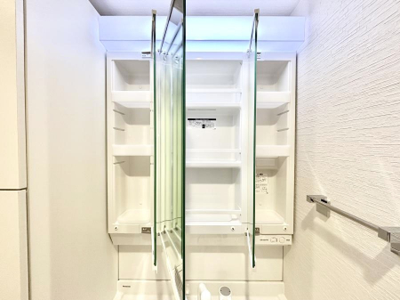 ���̑����ρ@�O�ʋ��̗��ɁA���ϕi��q���p�i�Ȃǂ����[�\�B���ʑ����������ƕۂ��܂��I