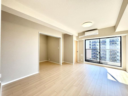 ���r���O�@���R������荞�܂�A�Ƒ��c���̏ꏊ�𖾂邭���o