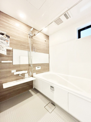 �����@�����`Bath Room�`�@�������Ƒ���L�΂��ē������邱�Ƃ��\�I����̔�������M�d�ȃo�X�^�C���ł��B���q�l�Ƃ��ꏏ�ł��\���ȍL���Ȃ̂ŁA���r���O�Ƃ͈�����Ƒ��c�R�̂ЂƎ������y���݂��������܂��B