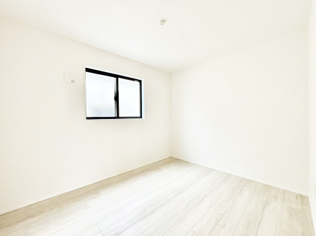 �q�������@�����`Bed Room�`�@�q�������͂��q�l�ɂƂ��đ�Ϗd�Ȗ���������܂��B�q����l�ŉ߂�����Ԃ�^���邱�ƂŁA�h���׋����Ԃ����R�Ƒ����܂����畔���̕Еt����|���Ȃǂ��������ƂɌq����܂��B