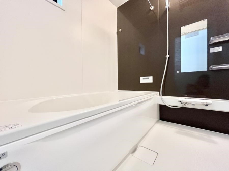 �����@�������R�������`Bath Room�`�@����L�΂��ē������邱�Ƃ��\�I����̔�������M�d�ȃo�X�^�C���ł��B���q�l�Ƃ��ꏏ�ł��\���ȍL���Ȃ̂ŁA���r���O�Ƃ͈�����Ƒ��c�R�̂ЂƎ������y���݂��������܂��B