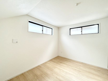 ���̑����ρ@�������R�������`Bed Room�`�@2�ʍ̌����m�ۂ������邢�����́A���ʂ����ǂ��A��ϋ��S�n�̗ǂ���ԂƂȂ��Ă���܂��B�u�₩�ȕ��������ċN���钩�́A���K�����̎n�܂�ɁI�������肪�ƂĂ��ǂ��Z�܂���