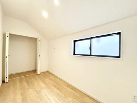 �Q���@�������R�������`Bed Room�`  �����ɂ͎��[�N���[�[�b�g�������I���i�g���̂��m���⏬���͂������A�G�ߕ��̂��m���Ȃǂ���������Ɛ������ڂ����܂������܂��B  ������Ԃ��L���g�p�ł��܂��ˁB