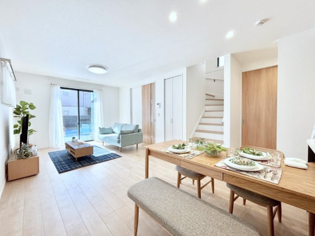 ���r���O�@���r���O�K�i�A������؂ȉƑ��ƃR�~���j�P�[�V�������Ƃ��Ƒ��v���̊Ԏ��