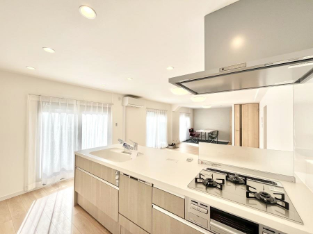 �L�b�`���@���������Ȃ���ł����Ƒ��Ƃ̉�b���y���߂�ΖʃL�b�`��