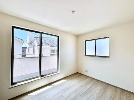 �Q���@������2-F�������`Bed Room�`�@2�ʍ̌����m�ۂ������邢�����́A���ʂ����ǂ��A��ϋ��S�n�̗ǂ���ԂƂȂ��Ă���܂��B�u�₩�ȕ��������ċN���钩�́A���K�����̎n�܂�ɁI�������肪�ǂ��Z�܂���