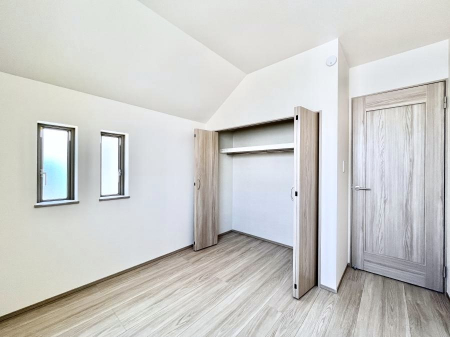 �q�������@������2-F�������`Bed Room�`�@�q�������͂��q�l�ɂƂ��đ�Ϗd�Ȗ���������܂��B�q����l�ŉ߂�����Ԃ�^���邱�ƂŁA�h���׋����Ԃ����R�Ƒ����܂����畔���̕Еt����|���Ȃǂ��������ƂɌq����܂��B