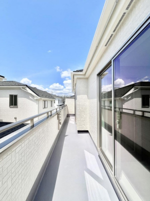 �o���R�j�[�@������2-F�������`Balcony�`�@������̃o���R�j�[�̑O�ɂ͉_�ȊO�ɑ��z���Ղ���̂�����܂���B�����󕨂������₷���A����薾�邭�C�����̂������������Ă��܂��B�g���₷���J���I�ȃo���R�j�[�ł���