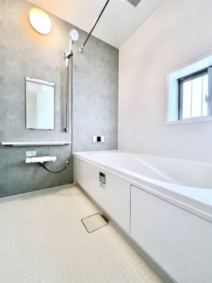 �����@������2-C�������`Bath Room�`�@���t���̃o�X���[���́A�̌������薾�邭�C�����̗ǂ���Ԃł��B�������邱�ƂŁA���C�����ǍD�B������芰����o�X���[���ŁA�����̃o�X�^�C�����y���݂ɂȂ肻���ł��B