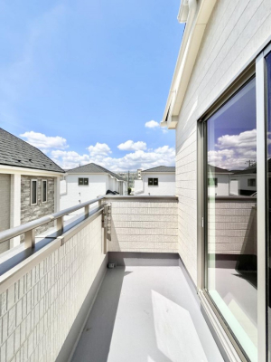 �o���R�j�[�@������2-C�������`Balcony�`�@������̃o���R�j�[�̑O�ɂ͉_�ȊO�ɑ��z���Ղ���̂�����܂���B�����󕨂������₷���A����薾�邭�C�����̂������������Ă��܂��B�g���₷���J���I�ȃo���R�j�[�ł���