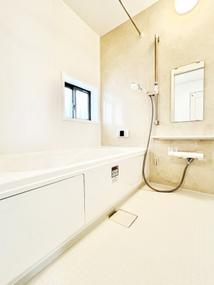 �����@�����`Bath Room�`�@�������������͋C�̗����Ŗ����Ɍ����ă��t���b�V���B���������@�\���t���Ă���̂ŗׂ̐���@�u����Ő􂢏オ�������󕨂��A�J�̓����V�C���C�ɂ������������邱�Ƃ��\�ł��B