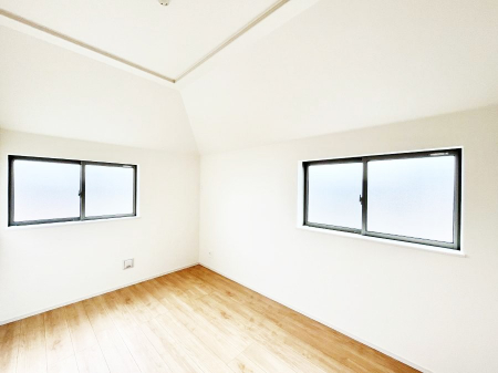 �q�������@�����`Bed Room�`�@�q�������͂��q�l�ɂƂ��đ�Ϗd�Ȗ���������܂��B�q����l�ŉ߂�����Ԃ�^���邱�ƂŁA�h���׋����Ԃ����R�Ƒ����܂����畔���̕Еt����|���Ȃǂ��������ƂɌq����܂��B