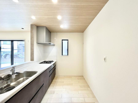 �L�b�`���@������B�������`Kitchen�`�@���R�������鑋�̂���L�b�`���������g���ꏊ�����炱���A�g��������l�����܂����B�������Ƃ����L�b�`���R�[�i�[�͎����L���Ȏd�オ��ƂȂ��Ă���܂��B