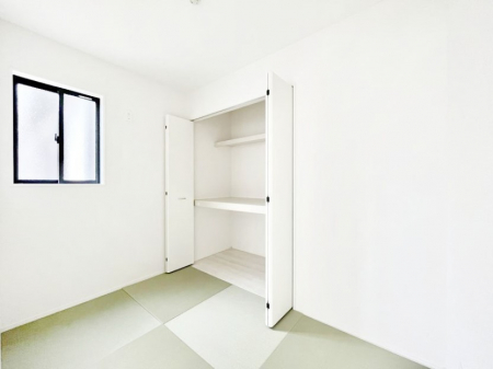 ���̑����ρ@�������Q�������`Japanese Room�`�@LDK�אڂ̘a���́A�A�C���������Ȃǉ��l�̉Ǝ��X�y�[�X�Ƃ��āA�܂������Ȃ��q�l�̂��邲�ƒ�ł͂����Q�₨�ނւ��̏�Ƃ��Ă����p���������܂��B