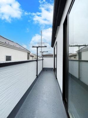 �o���R�j�[�@�������Q�������`Balcony�`�@������̃o���R�j�[�̑O�ɂ͉_�ȊO�ɑ��z���Ղ���̂�����܂���B�����󕨂������₷���A����薾�邭�C�����̂������������Ă��܂��B�g���₷���J���I�ȃo���R�j�[�ł���