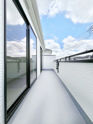 �o���R�j�[�@������M�������`Balcony�`�@������̃o���R�j�[�̑O�ɂ͉_�ȊO�ɑ��z���Ղ���̂�����܂���B�����󕨂������₷���A����薾�邭�C�����̂������������Ă��܂��B�g���₷���J���I�ȃo���R�j�[�ł���