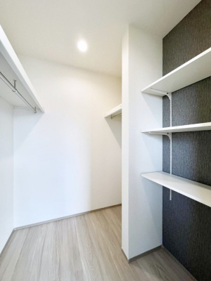 ���̑��@������M�������`Walk-in Closet�`�@��������̗m���������Ă��V���ɂȂ�ɂ����E�H�[�N�C���N���[�[�b�g�B�m���ȊO�ɂ��A���i�g��Ȃ��Ɠd��X�[�c�P�[�X�A�X�g�b�N�i�Ȃǉ��ł��Еt����������Ԃł��B
