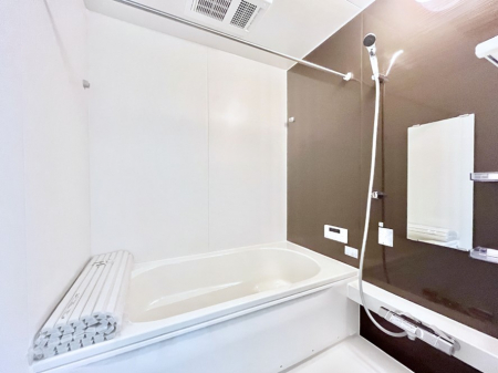 �����@�����`Bath Room�`�@�������������͋C�̗����Ŗ����Ɍ����ă��t���b�V���B���������@�\���t���Ă���̂ŗׂ̐���@�u����Ő􂢏オ�������󕨂��A�J�̓����V�C���C�ɂ������������邱�Ƃ��\�ł��B