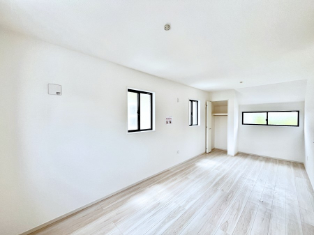 �q�������@�����`Bed Room�`�@���q�l�̐����ɍ��킹�ďZ�܂��̃��C�A�E�g���ς��܂��B�v�t���̃v���C�o�V�[���d��������A�����ɍ��킹�Ċ���x�b�g��z�u������B���������z���Ă̏Z�܂��I�т���؂ł��B