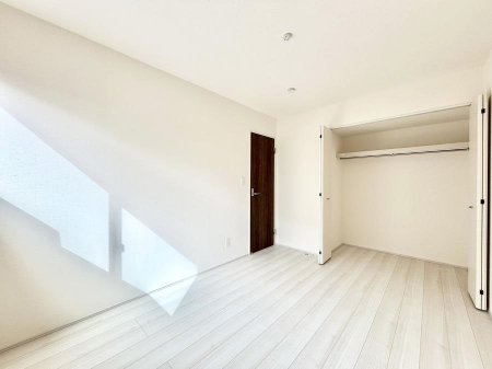 �Q���@�����`Bed Room�`  �S�����ɂ͎��[�N���[�[�b�g�������I���i�g���̂��m���⏬���͂������A�G�ߕ��̂��m���Ȃǂ���������Ɛ������ڂ����܂������܂��B  ������Ԃ��L���g�p�ł��܂��ˁB