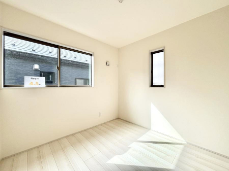 �q�������@�����`Bed Room�`�@�q�������͂��q�l�ɂƂ��đ�Ϗd�Ȗ���������܂��B�q����l�ŉ߂�����Ԃ�^���邱�ƂŁA�h���׋����Ԃ����R�Ƒ����܂����畔���̕Еt����|���Ȃǂ��������ƂɌq����܂��B