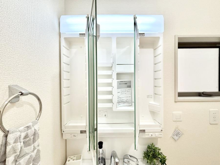 ���̑����ρ@�O�ʋ��̗��ɁA���ϕi��q���p�i�Ȃǂ����[�\�B���ʑ����������ƕۂ��܂��I