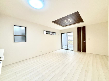 ���r���O�@�����`Living�`�@�O���̗��Ȃ��V���v���ł�������LDK�B�傫�ȑ�������������������ނ̂Ŏ��������邭�A�Ƒ��̌e���̏�Ƃ��ăs�b�^���ł��B�J�����Ɠ�������̗ǂ��𐥔񂲗����������I