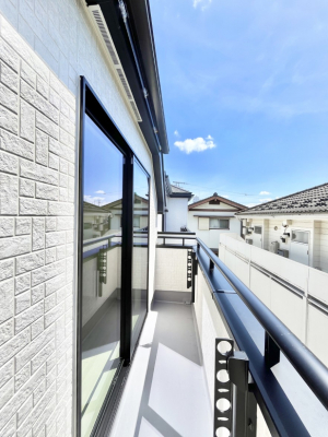 �o���R�j�[�@������B�������`Balcony�`�@�傫�ȋ�Ɉ͂܂ꂽ�C�����̂����ƁB�o���R�j�[��`�������ň��|�I�ȊJ�����ɕ�܂�܂��B�o���R�j�[�͗z���������݂��z�c����󕨂��C�����悭�������Ƃ��ł��܂��B