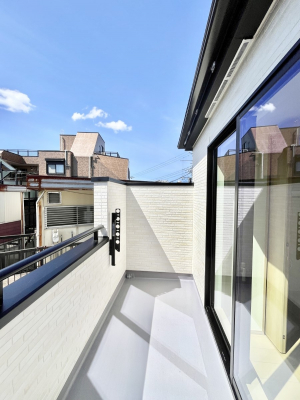 �o���R�j�[�@������A�������`Balcony�`�@�傫�ȋ�Ɉ͂܂ꂽ�C�����̂����ƁB�o���R�j�[��`�������ň��|�I�ȊJ�����ɕ�܂�܂��B�o���R�j�[�͗z���������݂��z�c����󕨂��C�����悭�������Ƃ��ł��܂��B