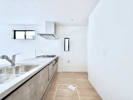 �L�b�`���@�u�₩�ȕ����ʂ蔲����L�b�`���B��������̂Ŗ��邭���C�ɂ��𗧂��܂��B