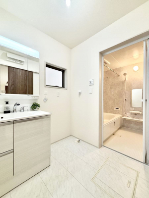 ���̑��@�����`Dressing Room�`  ����������F�����œ��ꂳ��Ă���ƁA�X�b�L���Ɛ�������ۂ������܂��B  ���̗��ɂ͂����Ղ�Ǝ��[�X�y�[�X��W�������I  �����́A�V���v�����@�\�����d�����āB