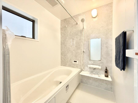 �����@�����`Bath Room�`�@�������������͋C�̗����Ŗ����Ɍ����ă��t���b�V���B���������@�\���t���Ă���̂ŗׂ̐���@�u����Ő􂢏オ�������󕨂��A�J�̓����V�C���C�ɂ������������邱�Ƃ��\�ł��B