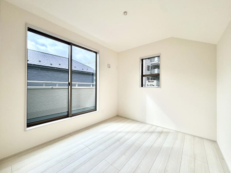 ���̑����ρ@�����`Bed Room�`�@2�ʍ̌����m�ۂ������邢�����́A���ʂ����ǂ��A��ϋ��S�n�̗ǂ���ԂƂȂ��Ă���܂��B�u�₩�ȕ��������ċN���钩�́A���K�����̎n�܂�ɁI���������ʕ����ƂĂ��ǂ��Z�܂���