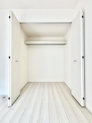 ���[�@�����`Closet�`�@�ǖʃN���[�[�b�g������΃^���X��u���K�v���Ȃ��A�o������̂Ȃ��X�b�L����Ԃ��ێ��ł��܂��B����ꂽ�X�y�[�X��L���Ɋ��p�ł������B�G�߂̈ߗނ��̕i�Ȃǂ����Ղ���[�o���܂��ˁ�