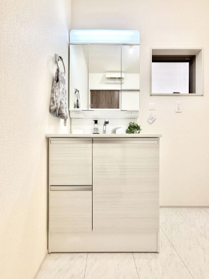 ���ʑ�E���ʏ��@�����`Dressing Room�`�@�Â��Ȃ肪���Ȑ��ʏ�����������ƍ̌��Ɗ��C���\�Ȃ̂ŋC�����悭���g�������܂��B�O�ʋ��^�C�v�̐��ʑ�͋������[�ŎU�炩�肪���Ȑ��ʏ����X�b�L����