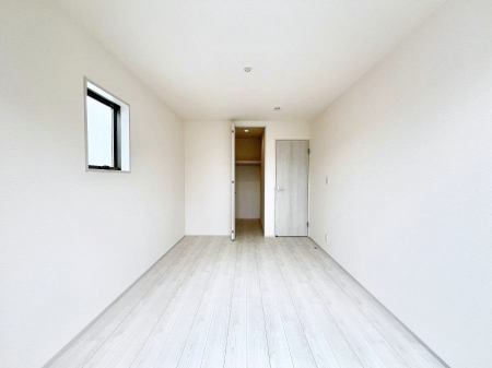 �Q���@�������U�������`Bed Room�`  �S�����ɂ͎��[�N���[�[�b�g�������I���i�g���̂��m���⏬���͂������A�G�ߕ��̂��m���Ȃǂ���������Ɛ������ڂ����܂������܂��B  ������Ԃ��L���g�p�ł��܂��ˁB