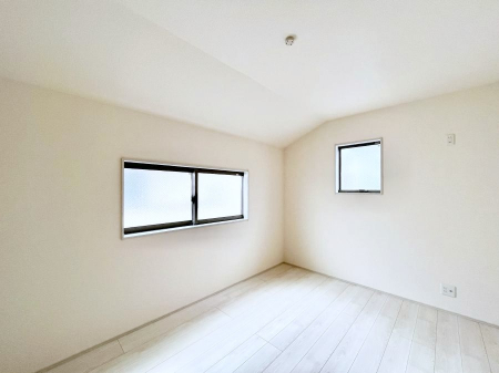�q�������@�������U�������`Bed Room�`�@�q�������͂��q�l�ɂƂ��đ�Ϗd�Ȗ���������܂��B�q����l�ŉ߂�����Ԃ�^���邱�ƂŁA�h���׋����Ԃ����R�Ƒ����܂����畔���̕Еt����|���Ȃǂ��������ƂɌq����܂��B