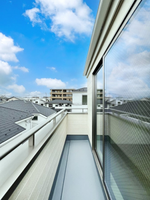 �o���R�j�[�@�������Q�������`Balcony�`�@������̃o���R�j�[�̑O�ɂ͉_�ȊO�ɑ��z���Ղ���̂�����܂���B�����󕨂������₷���A����薾�邭�C�����̂������������Ă��܂��B�g���₷���J���I�ȃo���R�j�[�ł���