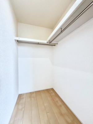 ���̑��@�������Q�������`Walk-in Closet�`�@��������̗m���������Ă��V���ɂȂ�ɂ����E�H�[�N�C���N���[�[�b�g�B�m���ȊO�ɂ��A���i�g��Ȃ��Ɠd��X�[�c�P�[�X�A�X�g�b�N�i�Ȃǉ��ł��Еt����������Ԃł��B