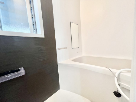 �����@�����`Bath Room�`�@�������������͋C�̗����Ŗ����Ɍ����ă��t���b�V���B���������@�\���t���Ă���̂ŗׂ̐���@�u����Ő􂢏オ�������󕨂��A�J�̓����V�C���C�ɂ������������邱�Ƃ��\�ł��B