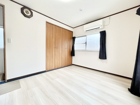 �q�������@�����`Bed Room�`�@�q�������͂��q�l�ɂƂ��đ�Ϗd�Ȗ���������܂��B�q����l�ŉ߂�����Ԃ�^���邱�ƂŁA�h���׋����Ԃ����R�Ƒ����܂����畔���̕Еt����|���Ȃǂ��������ƂɌq����܂��B