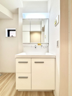 ���ʑ�E���ʏ��@�����`Dressing Room�`�@���邭����������p�E�_�[���[���B�����g���ꏊ�����炱���A���K�ȋ�ԂƂȂ��Ă���܂��B�V�����v�[�h���b�T�[���̗p���Ă���܂��̂ŁA���V��������y�ɏo���܂��B