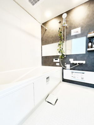 �����@�������Q�������`Bath Room�`�@����L�΂��ē������邱�Ƃ��\�I����̔�������M�d�ȃo�X�^�C���ł��B���q�l�Ƃ��ꏏ�ł��\���ȍL���Ȃ̂ŁA���r���O�Ƃ͈�����Ƒ��c�R�̂ЂƎ������y���݂��������܂��B