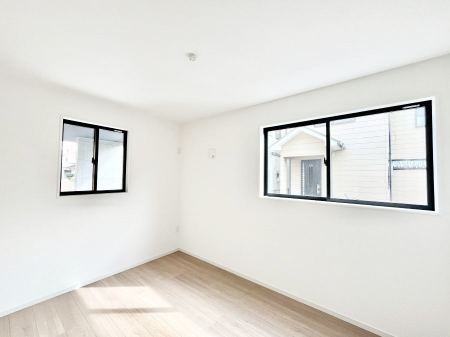 �q�������@�������Q�������`Bed Room�`�@�q�������͂��q�l�ɂƂ��đ�Ϗd�Ȗ���������܂��B�q����l�ŉ߂�����Ԃ�^���邱�ƂŁA�h���׋����Ԃ����R�Ƒ����܂����畔���̕Еt����|���Ȃǂ��������ƂɌq����܂��B