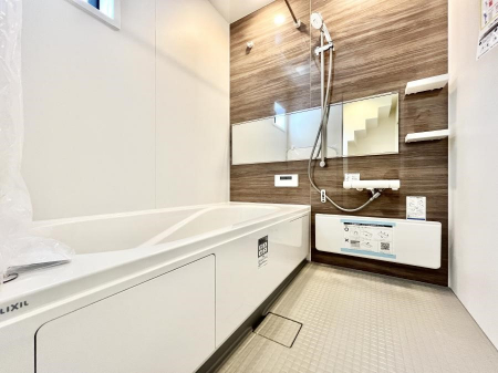 �����@�������Q�������`Bath Room�`�@����L�΂��ē������邱�Ƃ��\�I����̔�������M�d�ȃo�X�^�C���ł��B���q�l�Ƃ��ꏏ�ł��\���ȍL���Ȃ̂ŁA���r���O�Ƃ͈�����Ƒ��c�R�̂ЂƎ������y���݂��������܂��B