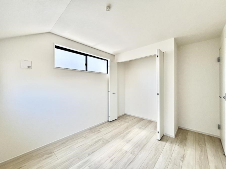 �Q���@�������Q�������`Bed Room�`  �����ɂ͎��[�N���[�[�b�g�������I���i�g���̂��m���⏬���͂������A�G�ߕ��̂��m���Ȃǂ���������Ɛ������ڂ����܂������܂��B  ������Ԃ��L���g�p�ł��܂��ˁB
