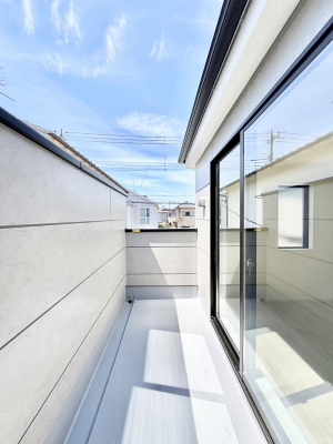 �o���R�j�[�@�������Q�������`Balcony�`  �傫�ȋ�Ɉ͂܂ꂽ�C�����̂����ƁB  �o���R�j�[��`�������ň��|�I�ȊJ�����ɕ�܂�܂��B  �o���R�j�[�͗z���������݂��z�c����󕨂��C�����悭�������Ƃ��ł��܂��B